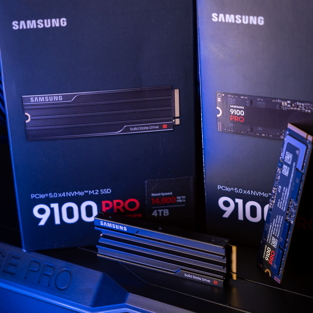 Samsung SSD 9100 PRO mit Heatsink vor ihrer Verpackung
