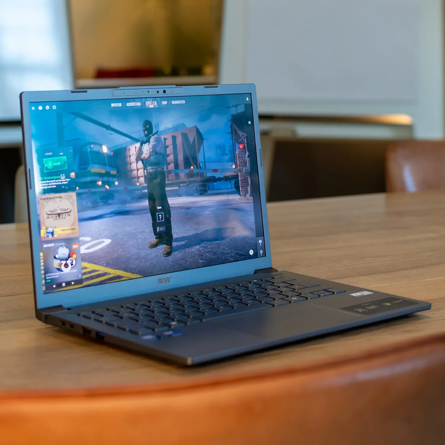 schräg seitliche Aufnahme des Aspire 14 AI mit dem Starbildschirm von Counter Strike 2