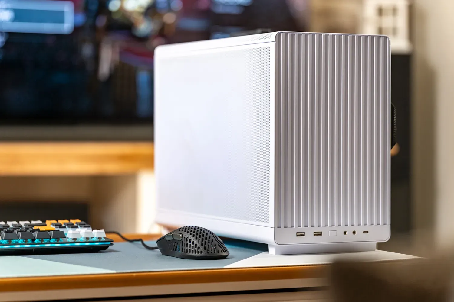 Weißer mATX-Gaming-PC auf Tisch