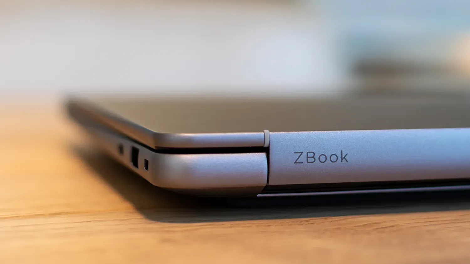 Nahaufnahme des Displayscharniers mit dem Schriftzug ZBook