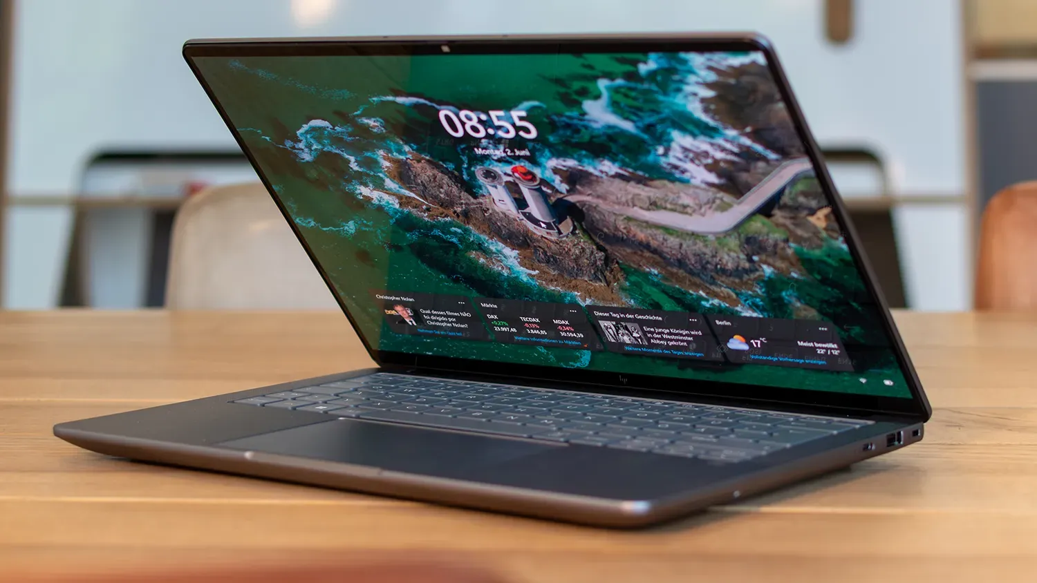 Das ZBook Ultra G1a von schräg vorne mit leicht geklapptem Display