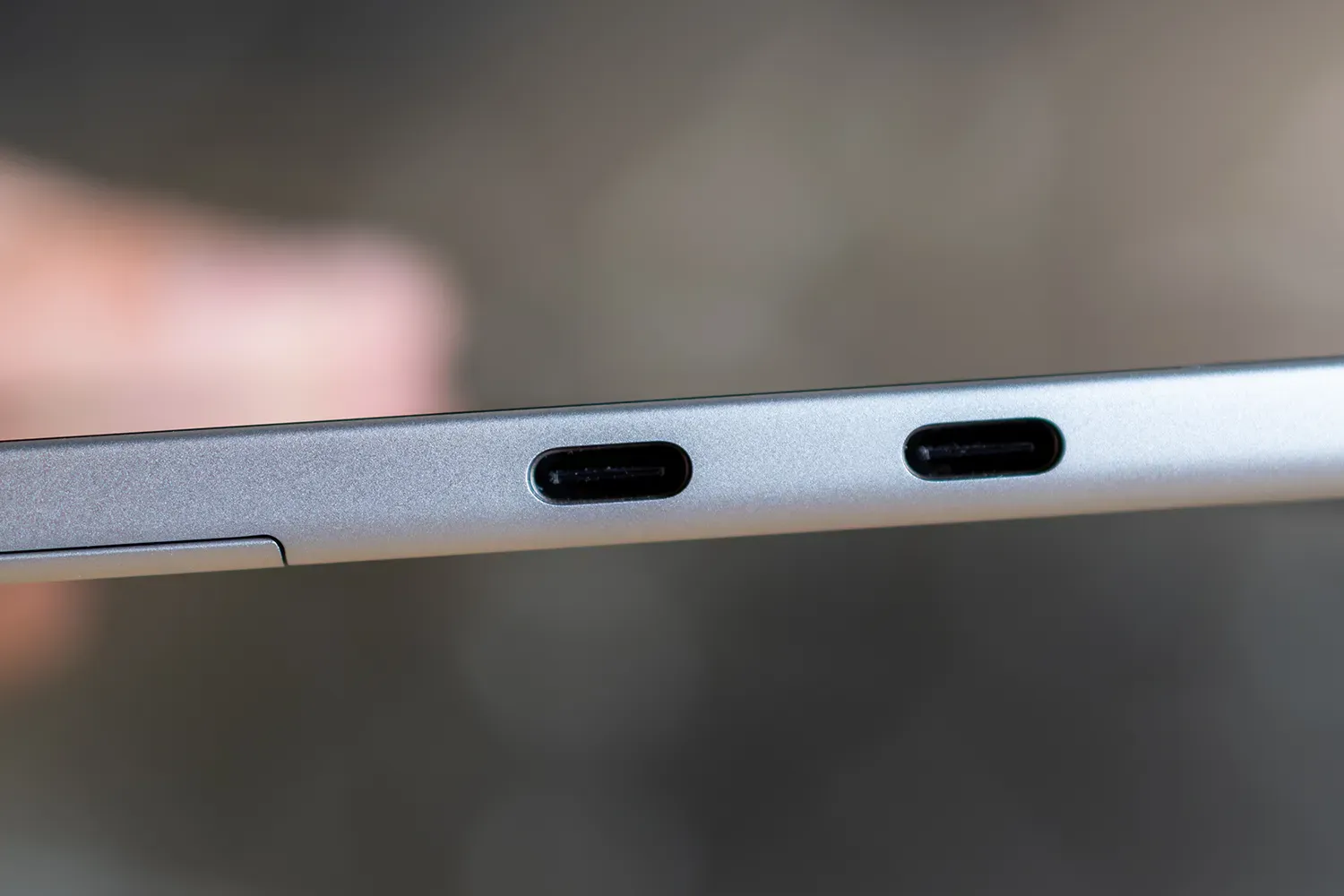 Nahaufnahme der USB-C-Anschlüsse des Surface Pro
