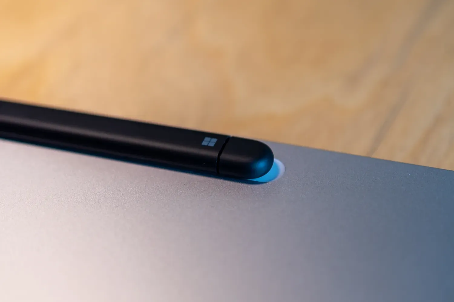 Stift in seiner magnetischen Halterung auf der Rückseite des Surface Pro