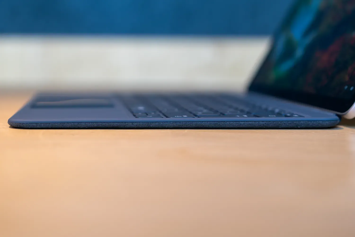 seitliche Makroaufnahme der Tastatur