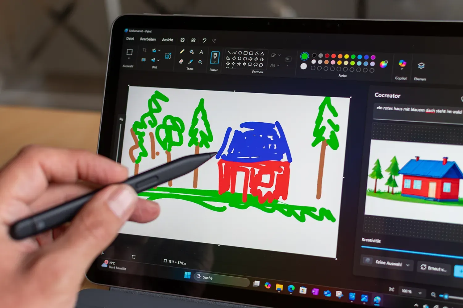 Ein User zeichnet mit dem Stift auf dem Touchscreen
