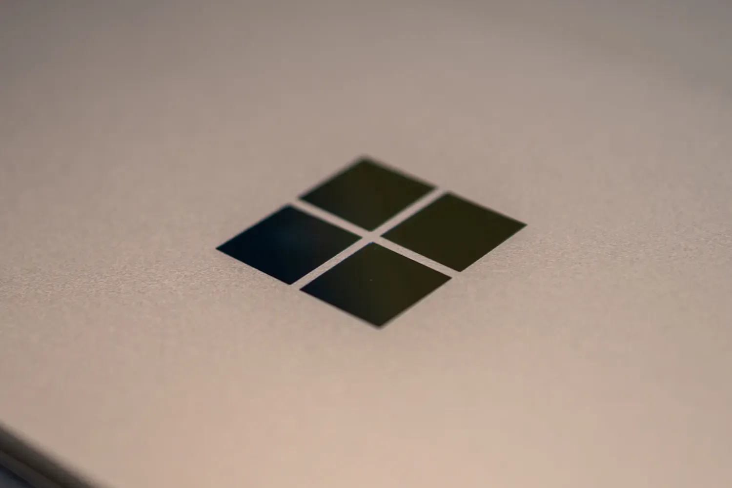 Nahaufnahme des Windows Logos auf der Rückseite