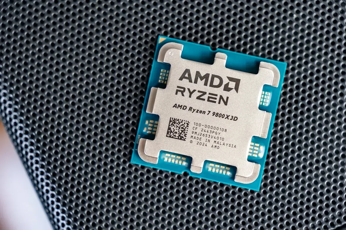 Ryzen 7 9800X3D auf Gitter liegend