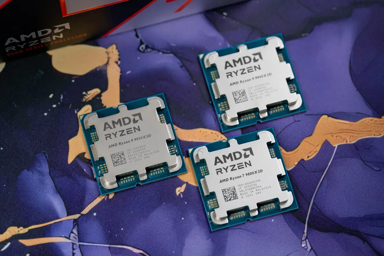Ryzen 7 9800X3D, Ryzen 9 9900X3D und 9 9950X3D nebeneinander auf Tisch liegend